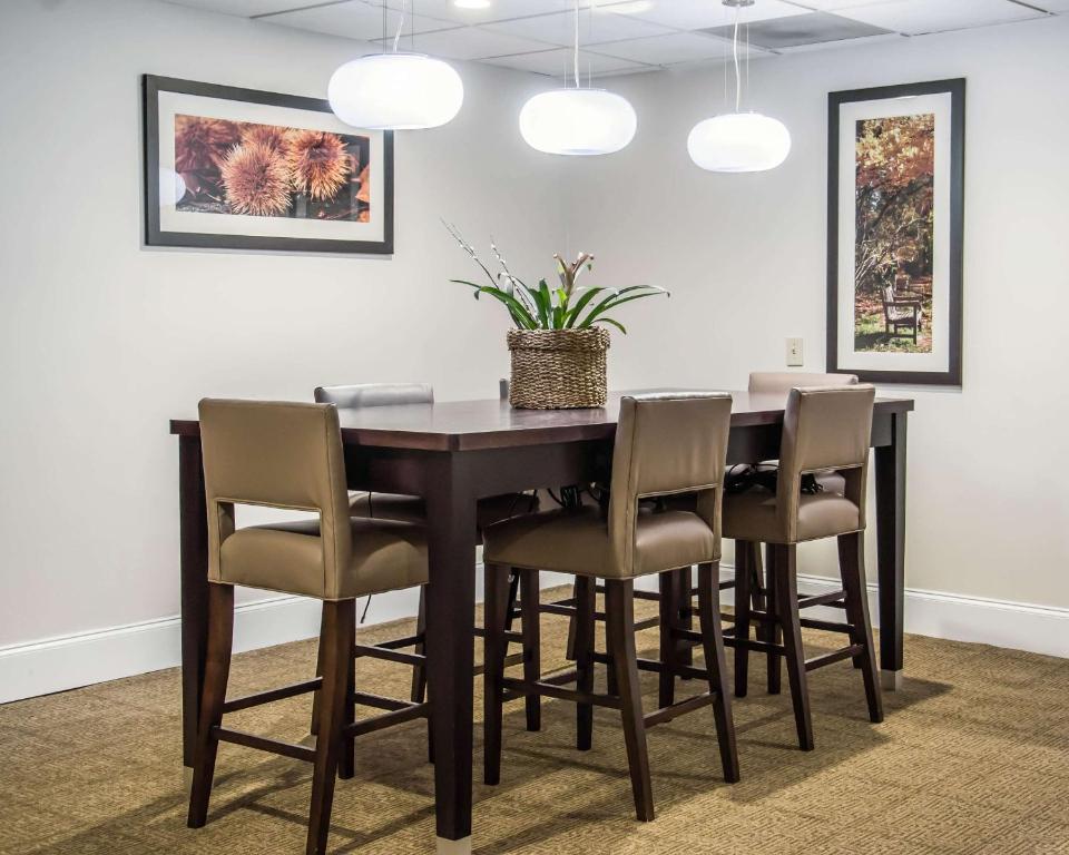 Comfort Suites Breakfast Area