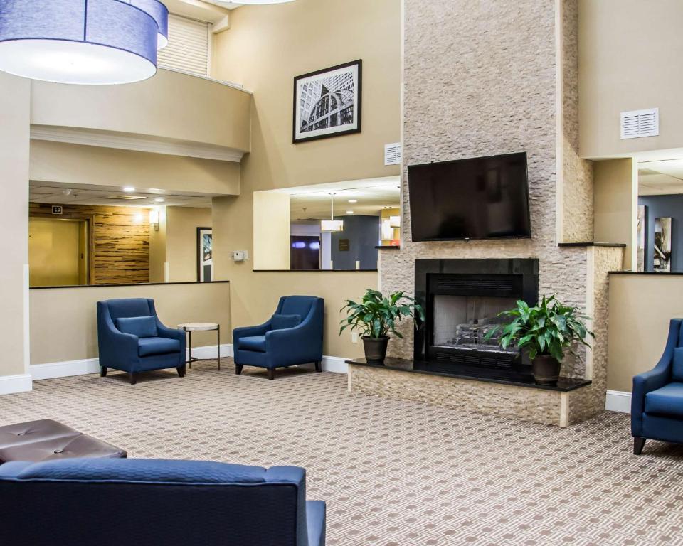 Comfort Suites Hotel Lobby