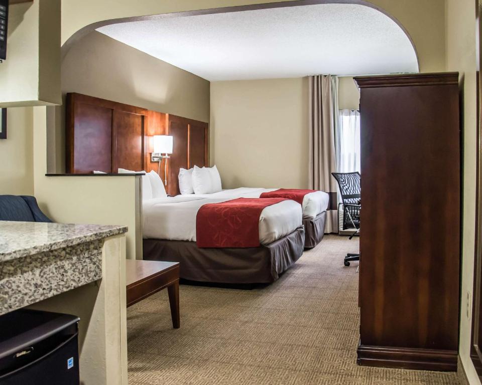 Comfort Suites Room