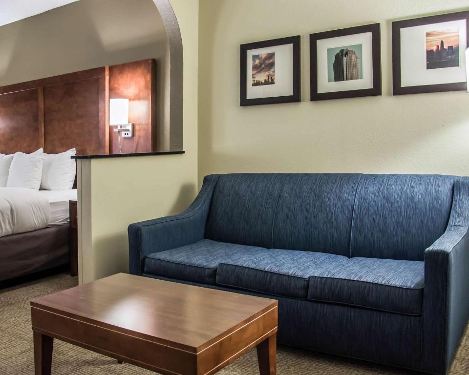 Comfort Suites Room